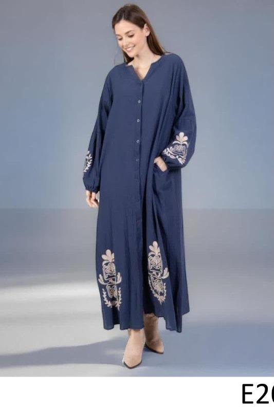 Robe longue boutonnée avec broderie florale